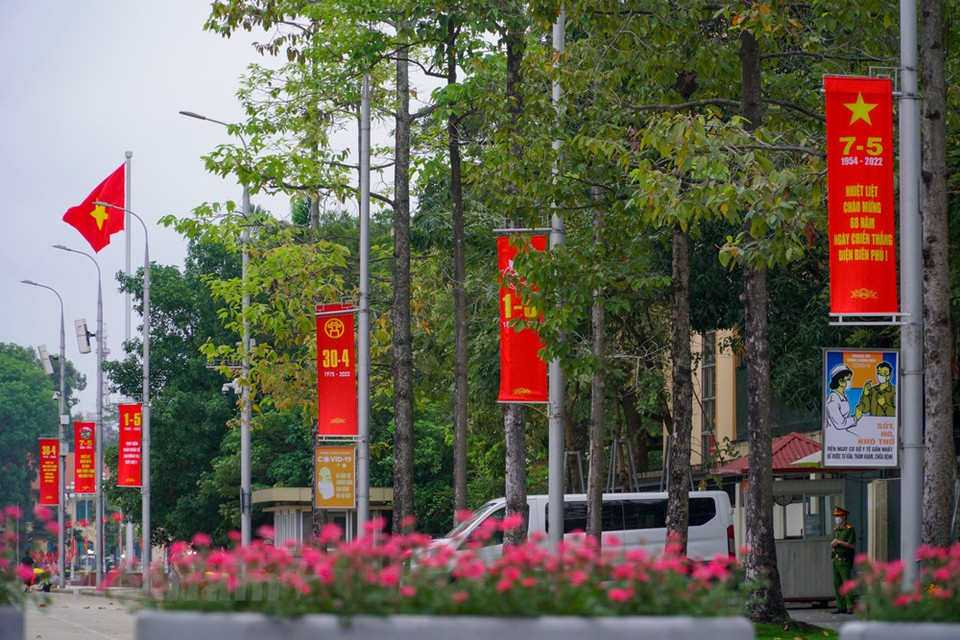 A variety of decoration activities are taking place in Hanoi, giving the capital a facelift to celebrate the 46th anniversary of the Liberation of the South of Vietnam and National Reunification Day (April 30). The decoration aims to promote patriotism and raise Vietnamese people’s awareness of the historical significance of the anniversary and the value of a united nation. April 30 is the day for Vietnamese people all around the country to celebrate not only the liberation of the South from American troops but also the moment when Vietnam’s two major regions – the North and the South – were reunited together under one government. (Photo: Minh Hieu/Vietnam+) 