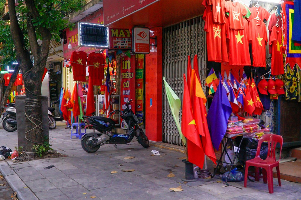 Hang Bong Street these days is full of national flags. Every corner of Hanoi is adorned with the national flag, creating a festive atmosphere and a sense of pride among Hanoians. It reminds them, especially the youngsters, of the country’s historic and glorious milestone 46 years ago. The red colour of the national flag symbolizes the bloodshed and revolutionary struggle in the past. The five-pointed yellow star in the middle of the flag represents the five main groups in Vietnamese society — workers, peasants, soldiers, intellectuals, and businessmen. Streets and boulevards in Hanoi are also full of eye-catching decoration with banners and Vietnamese flags, while in the evening, streets are lit up with colorful lights. (Photo: Minh Hieu/Vietnam+) 