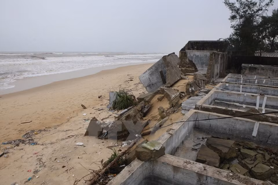 Sea water is calculated to encroach into land about 10 - 15 cm every year. (Photo: VNA)