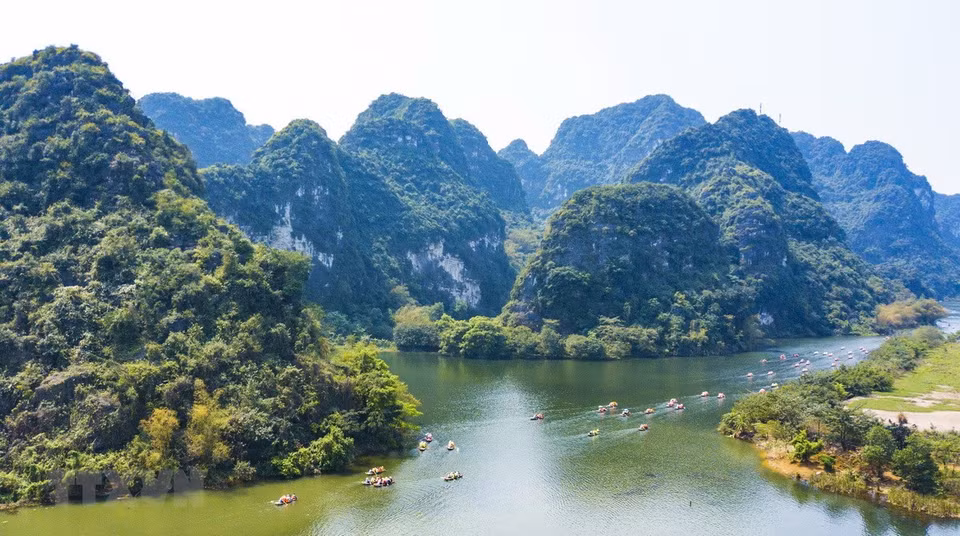 Tourists travel by boats around the Trang An Tourism Complex. (Source: VNA)