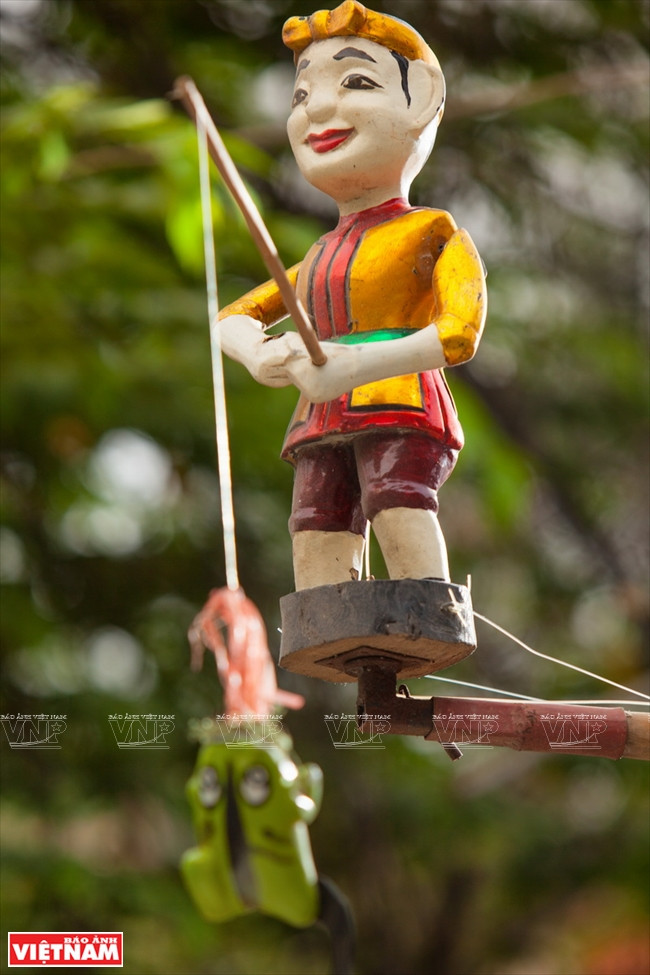 'Catching frogs' (Photo: VNA)