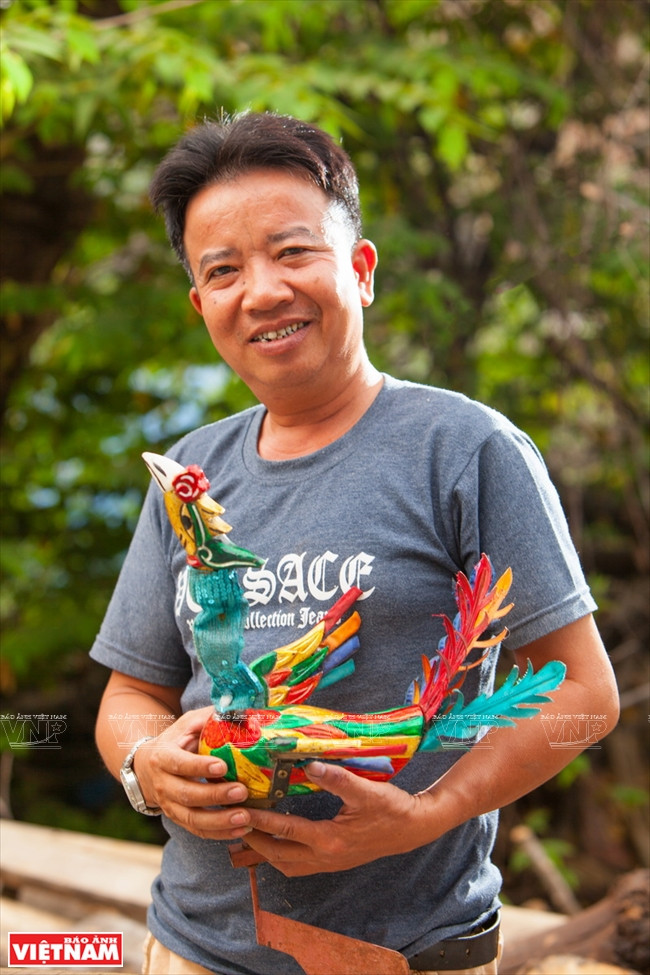 Oanh is holding one of his favorite puppet (Photo: VNA)