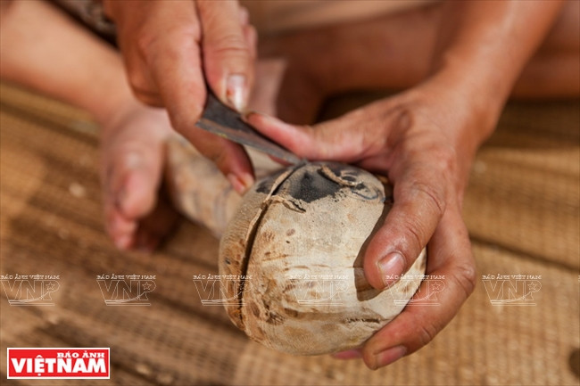 Skillful hands are required throughout puppet-making process (Photo: VNA)
