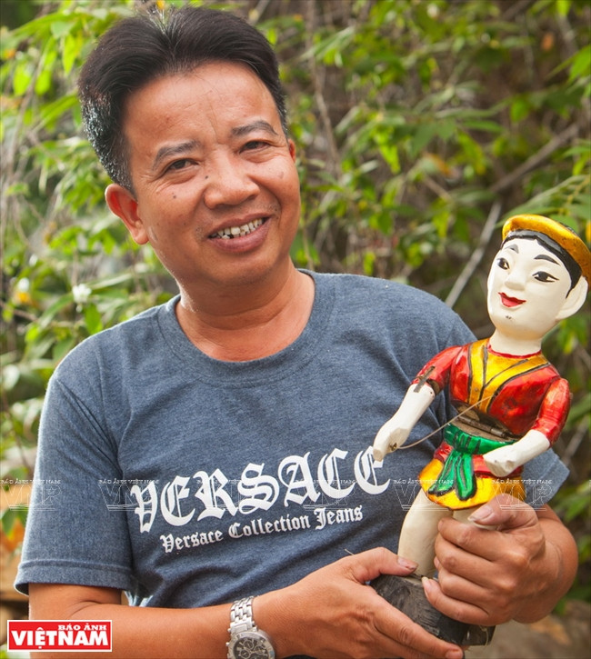 Artisan Phung Quang Oanh (Photo: VNA)
