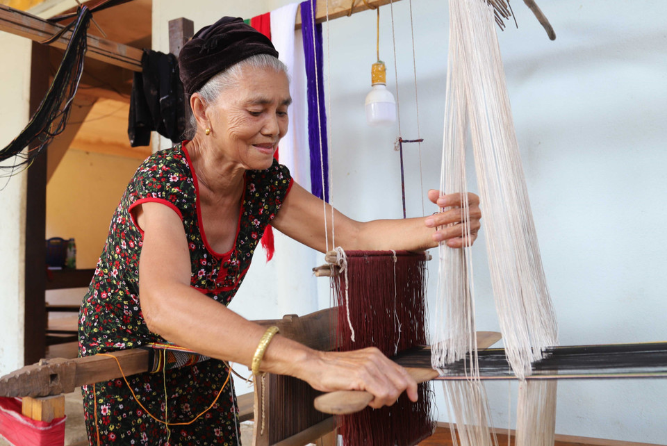 The O Du ethnic minority people in Vang Mon village have preserved their traditional craft of brocade weaving. (Photo: VNA)