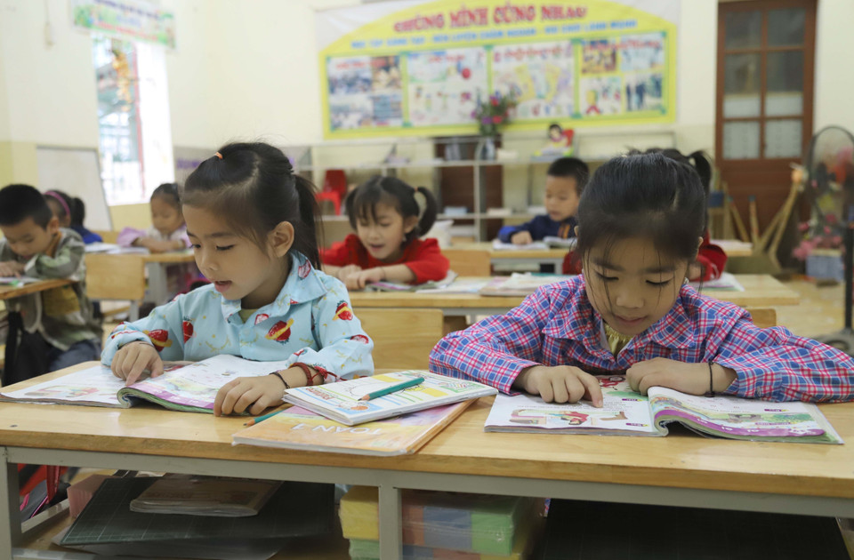 Grade 1 students at the Nga My Primary School in Vang Mon village, Nghe An province. (Photo: VNA)