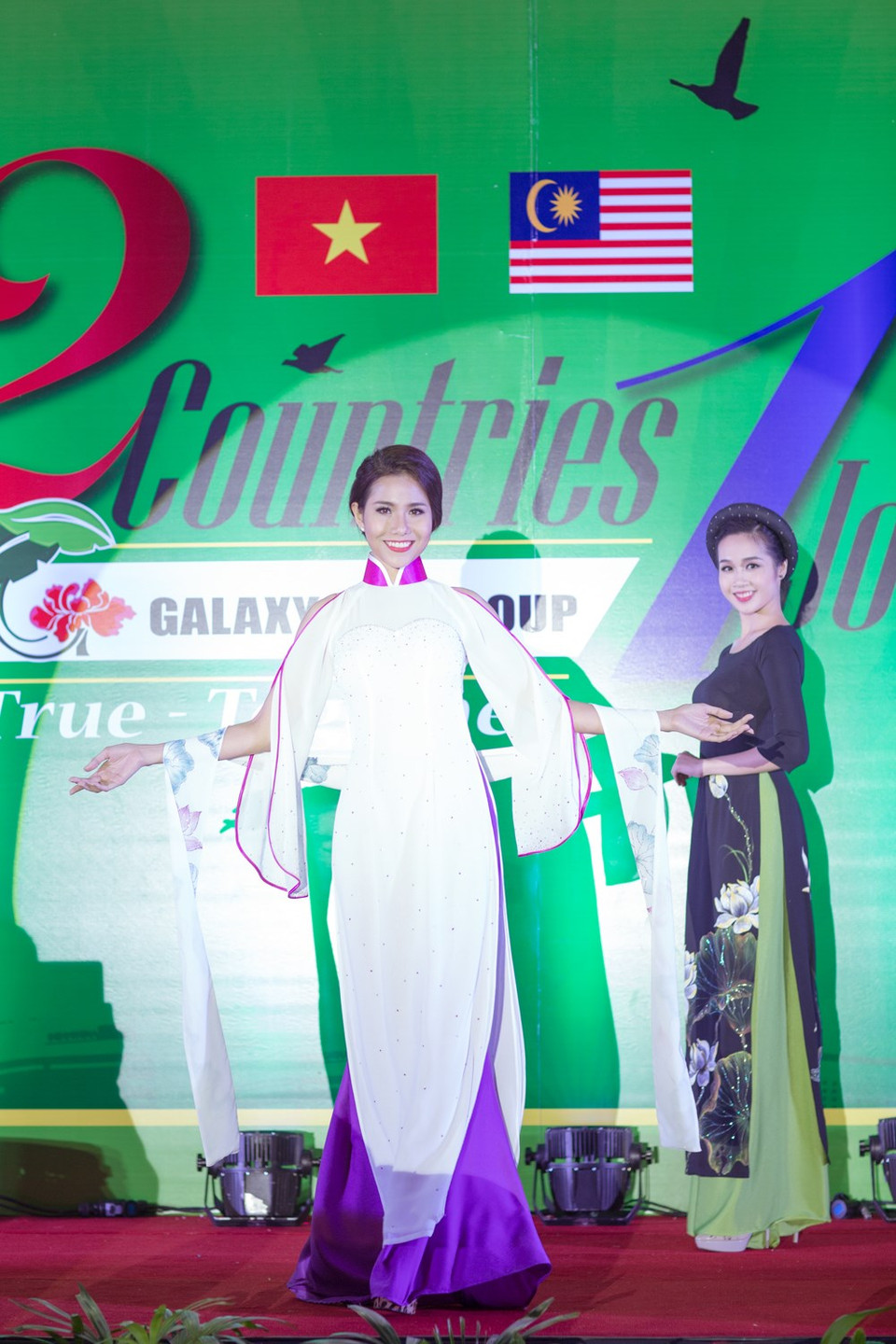 The "ao dai" made of silk feature traditional beauty of Vietnamese women. Photo: VNA