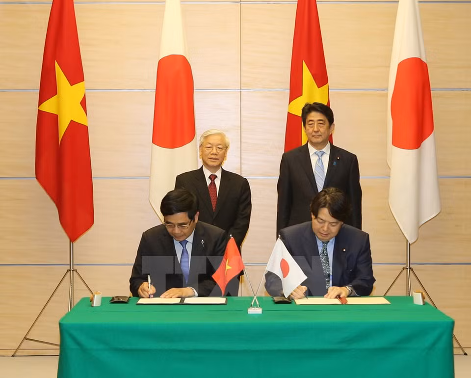 Party General Secretary Nguyen Phu Trong and Japanese Prime Minister Shinzo Abe witness the signing of a bilateral cooperation agreement on aquaculture. (Photo: VNA)
