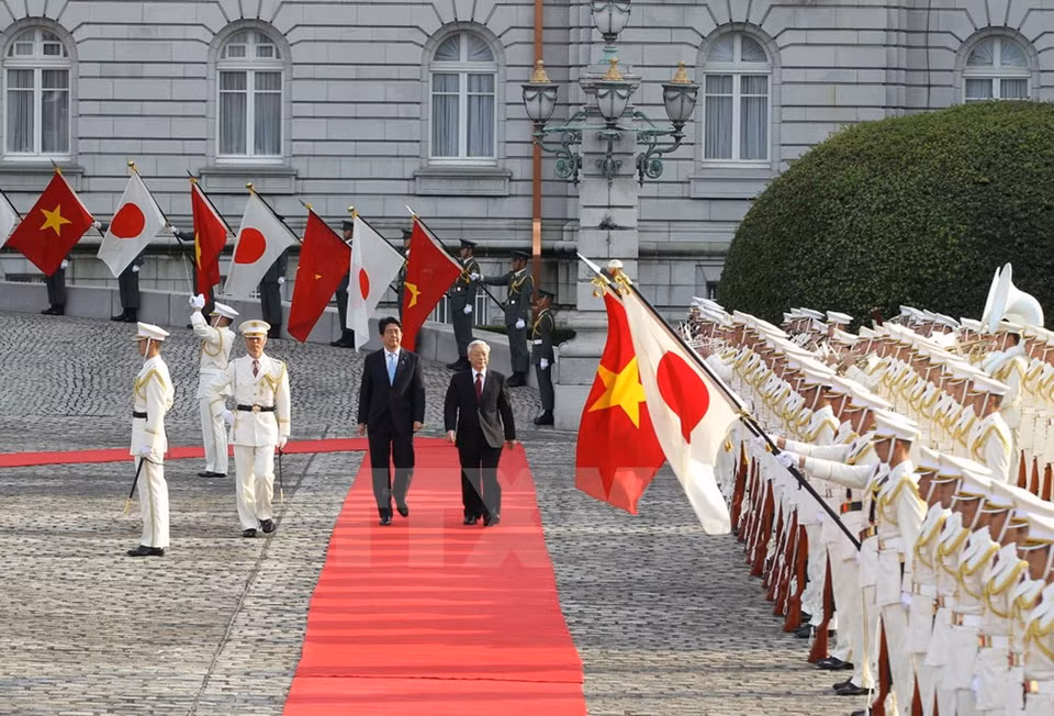 Party General Secretary Nguyen Phu Trong is welcomed by Japanese Prime Minister Shinzo Abe (Photo: VNA)