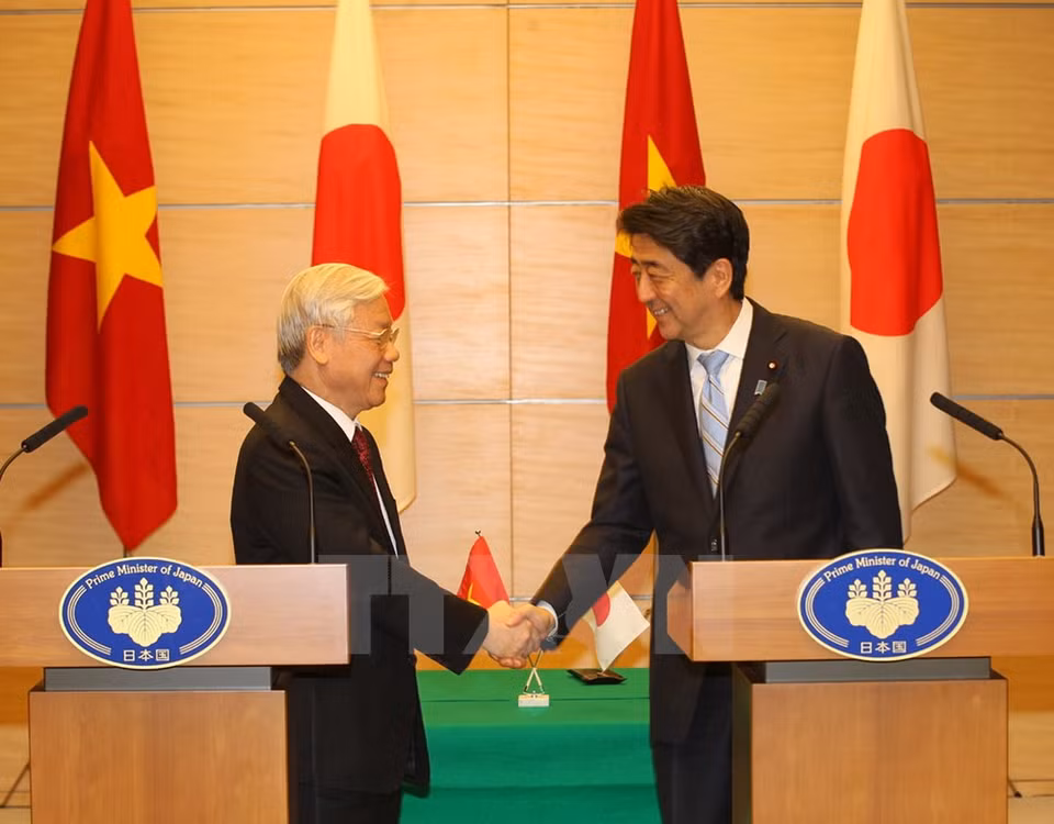 Party General Secretary Nguyen Phu Trong and Japanese Prime Minister Shinzo Abe at a joint press conference. (Photo: VNA)