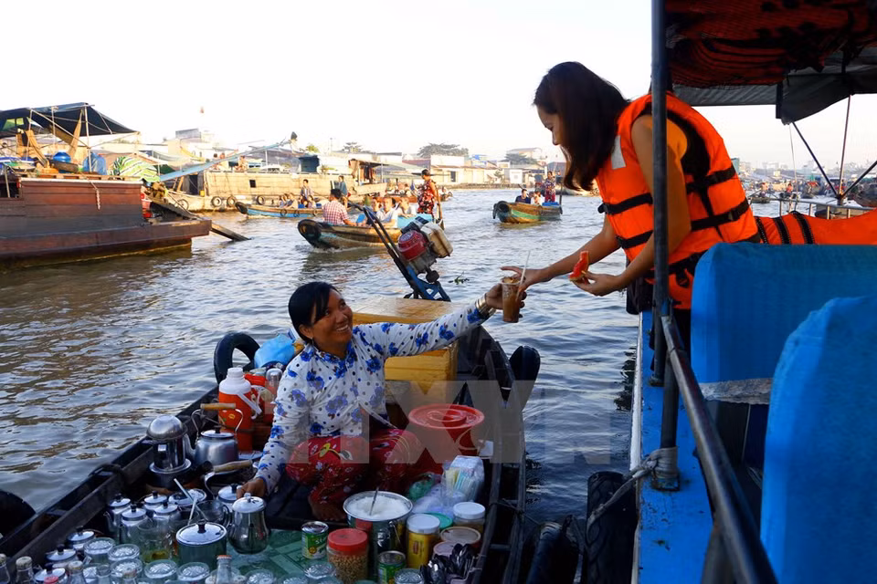 Visitors can also have breakfast or coffee at this market (Photo: VNA)