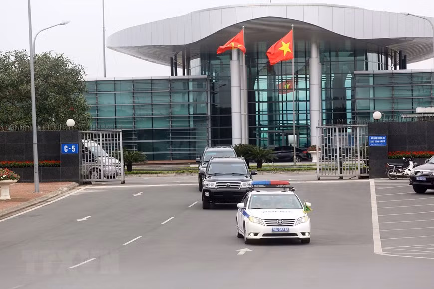 Police’s car escorts the DPRK's car fleet to Hanoi centre from Noi Bai International Airport (Photo: VNA)