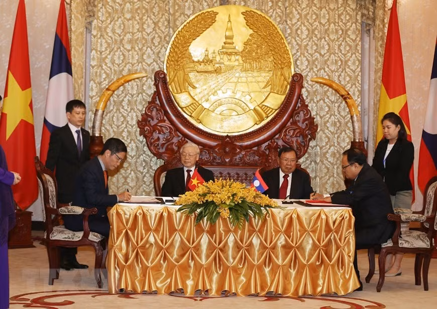 A signing ceremony between the Vietnamese and Lao governments on power energy and mining cooperation and development (Photo: VNA)