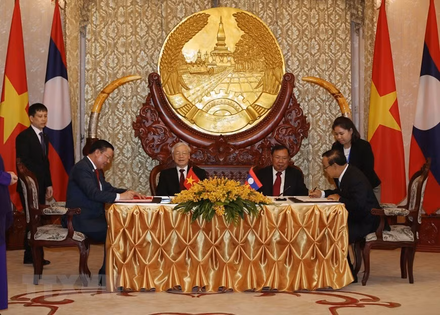 The two leaders witness the signing of an agreement on finance cooperation between the Vietnamese and Lao governments (Photo: VNA)