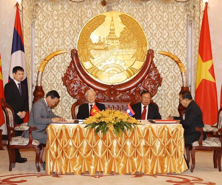 A signing ceremony on handing over a project on building agricultural technical service centre in Huaphan province (Photo: VNA)