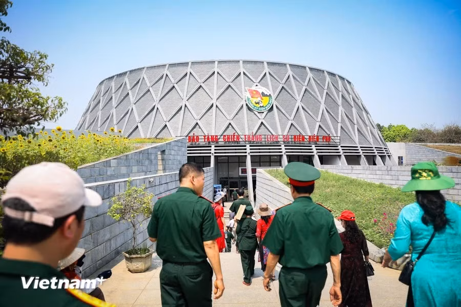 As the April 30-May 1 holiday and the grand celebration of the 70th anniversary of the Dien Bien Phu Victory approach, many people visit the Dien Bien Phu Historical Victory Museum in Dien Bien province to explore the glorious history of the nation’s triumph. (Photo: Vietnam+)