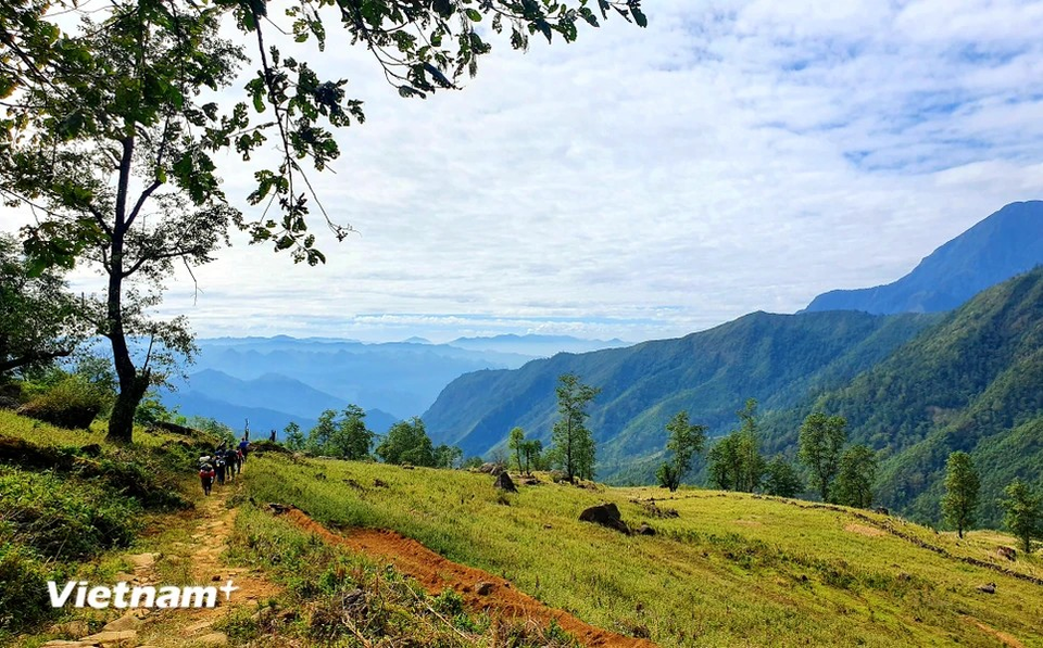 When one thinks of the Northwest, images of majestic mountains, villages shrouded in mist, and passes blanketed in clouds come together to create an irresistibly enchanting landscape. (Photo: Vietnam+)