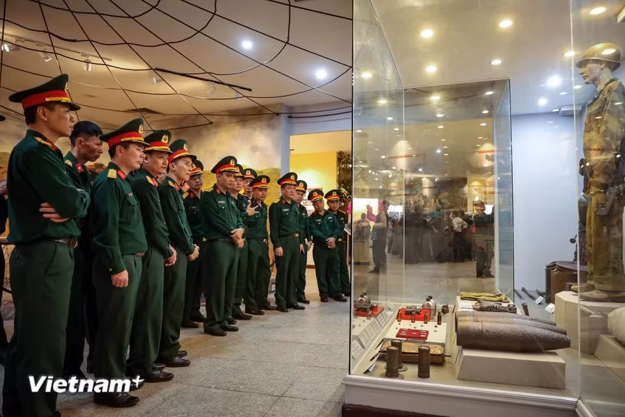 A group from the Dong Hung District Military Command in Thai Binh province visits the museum to honour the memory of their forefathers who fell defending their homeland, gaining a deeper insight into the severity of the war. (Photo: Vietnam+)