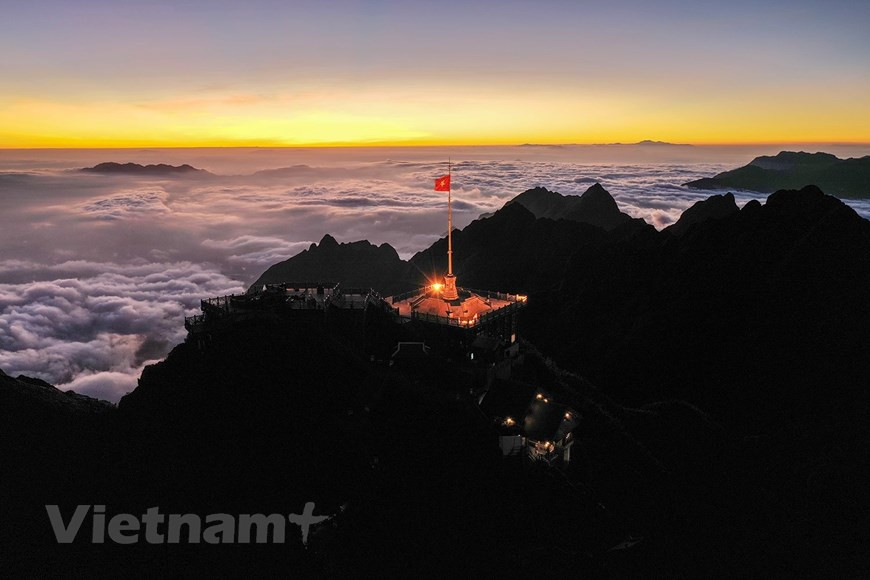 Fansipan mount is dubbed as ‘Indochina’s rooftop’. It looks stunning from dusk till dawn, regardless of any weather conditions. (Photo: Vietnam+)