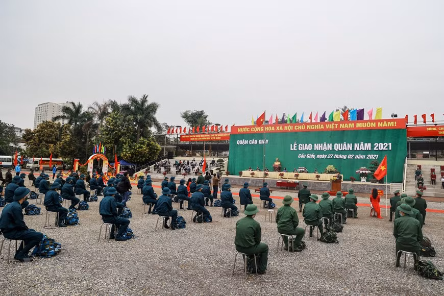 Districts in Hanoi hold ceremonies for the hand-over of newly-conscripted soldiers to the army. (Photo: Vietnam+)