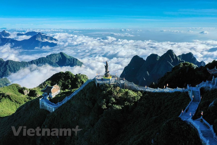 As accessing Fansipan mount is now easier than before thanks to a cable car system, during humid days, the mount welcomes flocks of tourists who come here for breath-taking instagrammable pictures. (Photo: Vietnam+)