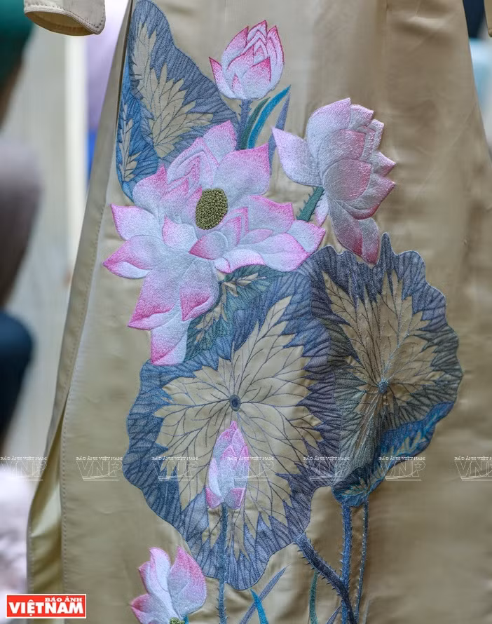 Lotus is embroidered on Vietnamese silk. (Photo: VNA)