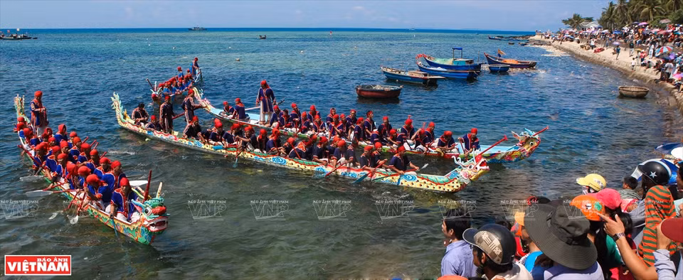 Teams compete in the boat racing (Photo: VNP/VNA) 