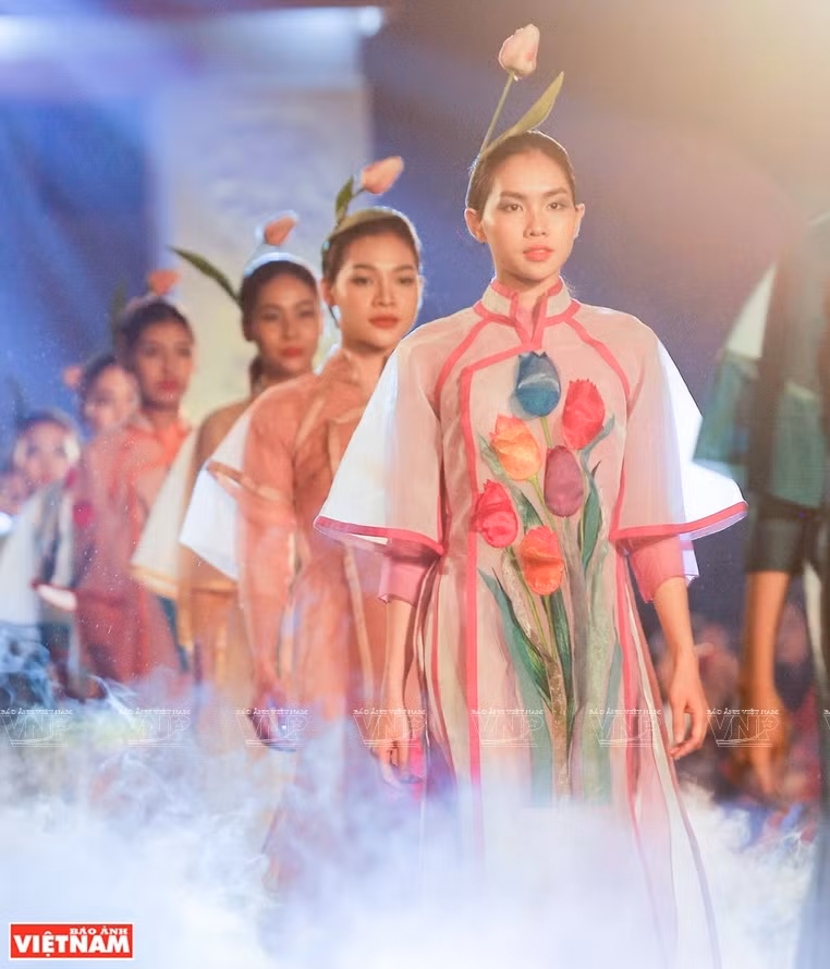 Phuong Thanh’s collection of silk long dresses at “Our Long Dresses” programme at the Temple of Literature in Hanoi (Photo: VNA)