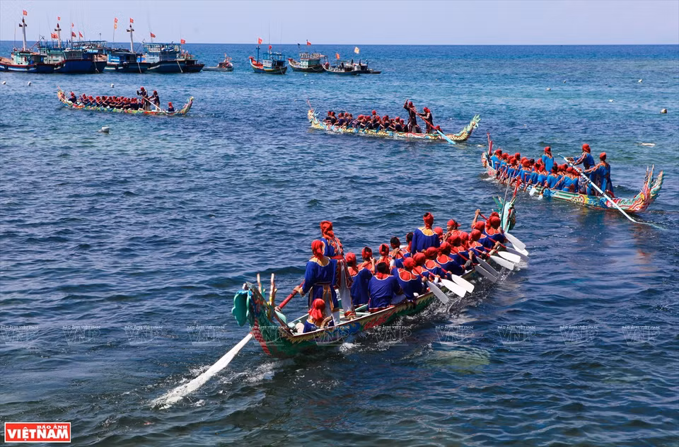 According to old documents, the Tu Linh (four mythological creatures – dragon, qilin, tortoise, phoenix) boat racing festival on Ly Son Island was first held in 1826. (Photo: VNP/VNA)