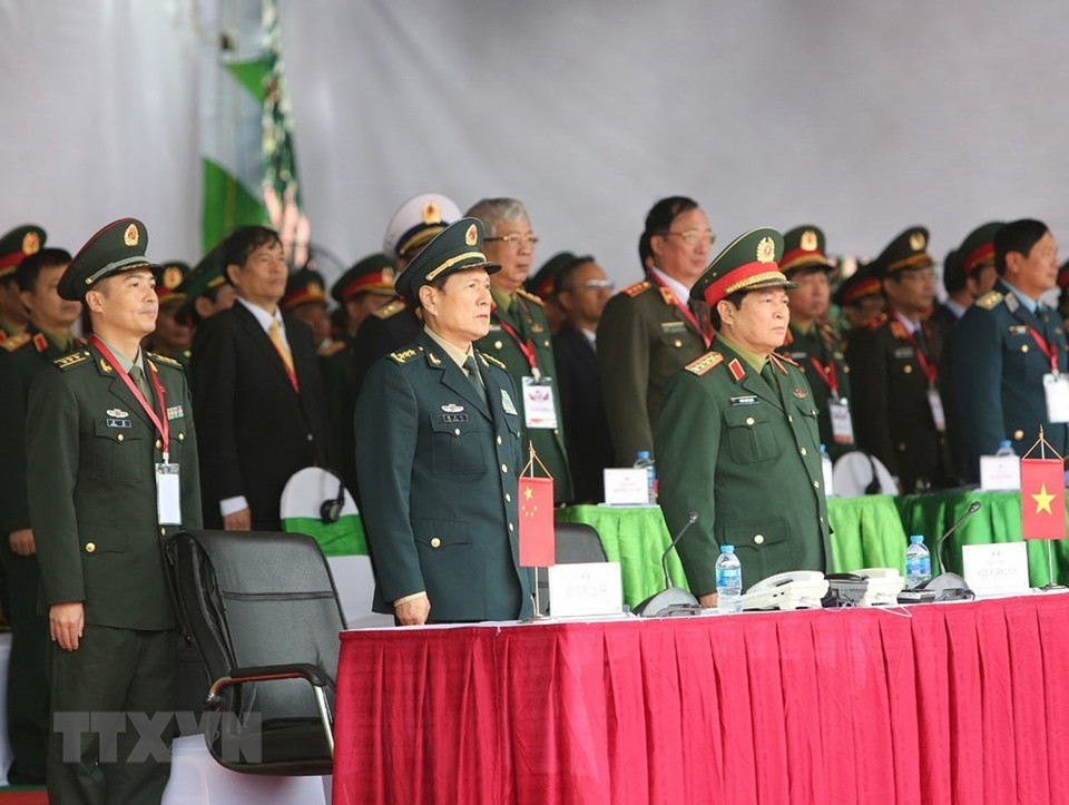 Defense Minister Ngo Xuan Lich and his Chinese counterpart Wei Fenghe witness the joint drill between the two countries’ militaries for disaster and epidemic rescue and relief in Vietnam-China border area (Photo: VNA)