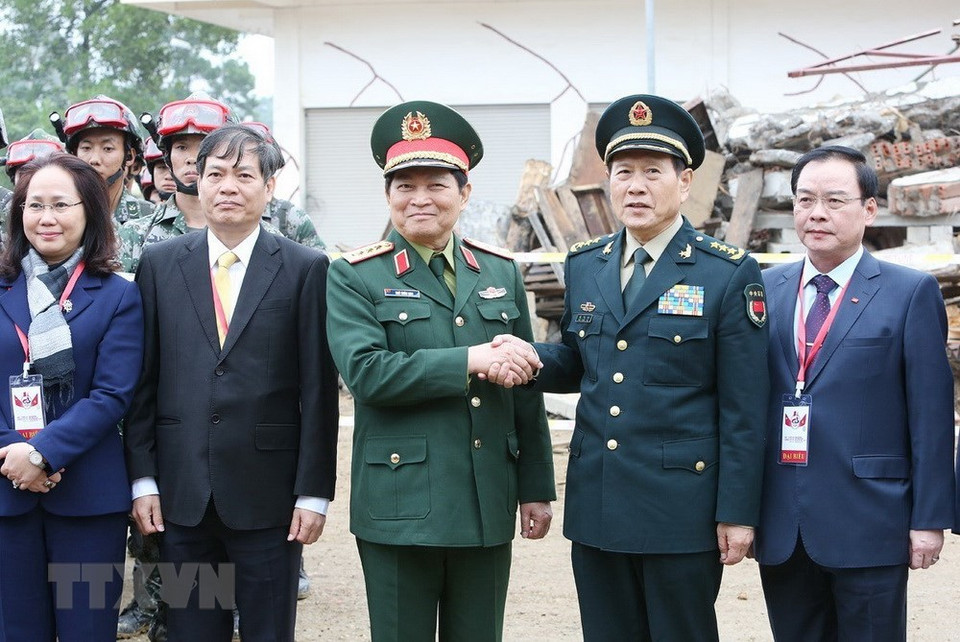 Vietnamese Defense Minister Ngo Xuan Lich and his Chinese counterpart Wei Fenghe attend the joint drill as part of the 5th Vietnam-China border defence friendship exchange (Photo: VNA)