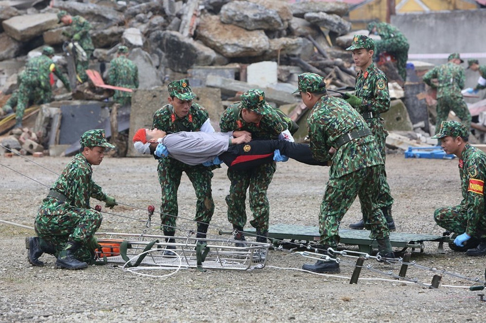 Vietnamese armed force attends the joint drill for disaster and epidemic rescue and relief in Vietnam-China border area (Photo: VNA)