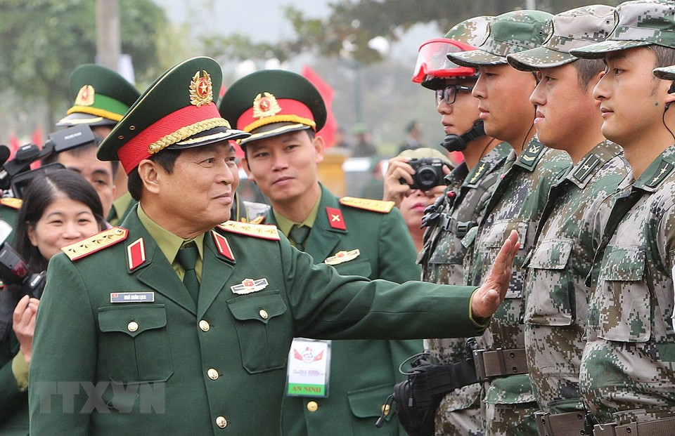 Defense Minister Ngo Xuan Lich meets with Chinese armed force after the drill (Photo: VNA)