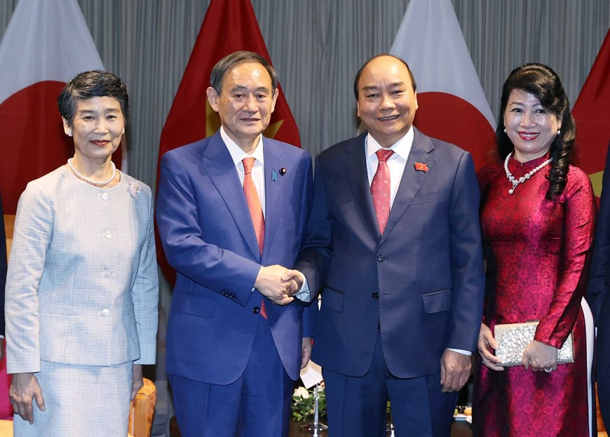 Prime Minister Nguyen Xuan Phuc and his spouse and Japanese Prime Minister Suga Yoshihide and his spouse at a ceremony to bid farewell to the latters (Photo: VNA)
