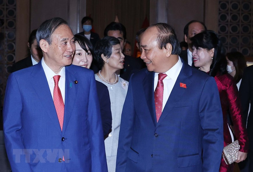 Prime Minister Nguyen Xuan Phuc and his spouse bid farewell to Japanese Prime Minister Suga Yoshihide and his spouse (Photo: VNA)