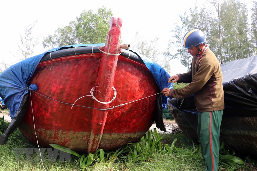 Fishermen in Da Nang city cover their boats to prevent being affected by the storm Molave (Photo: VNA)
