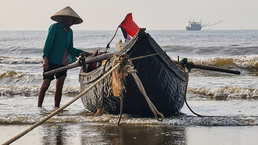 Boats return after a night on the sea to catch fish (Photo: Vietnam+)