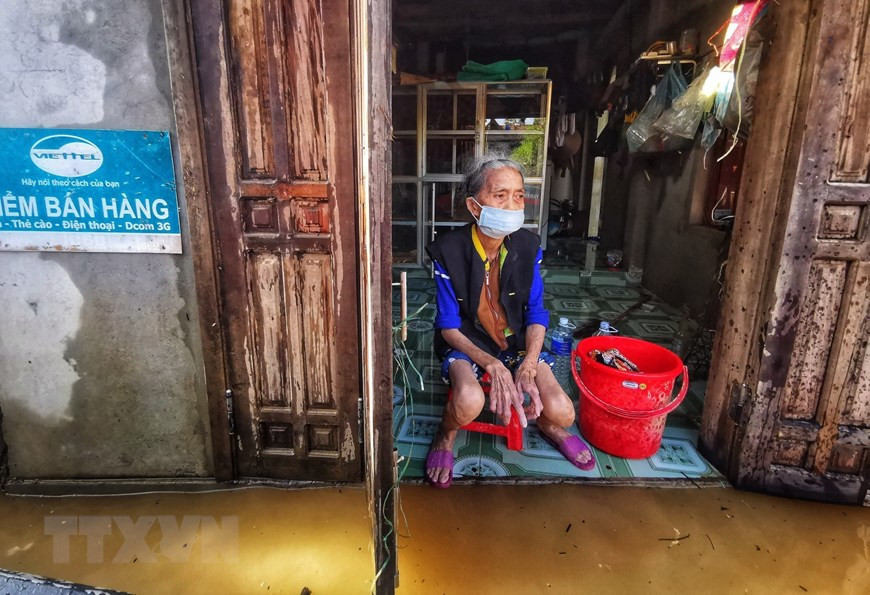 An elderly in flood-hit Le Thuy district (Photo: VNA)