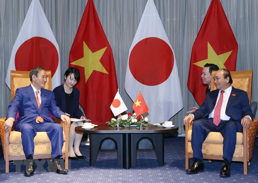 Prime Minister Nguyen Xuan Phuc and his spouse meet with Japanese Prime Minister Suga Yoshihide and his spouse (Photo: VNA)