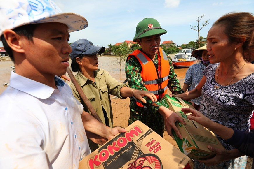 Relief supplies are presented to the elderly stranded in flood area (Photo: VNA) 