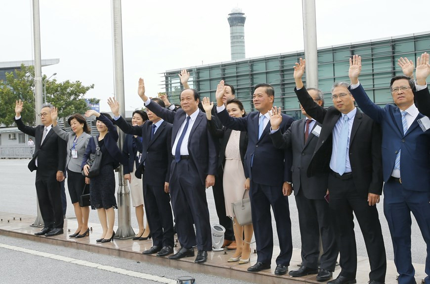 Minister, Chair of Government Office Mai Tien Dung and other cabinet members bid farewell to Japanese Prime Minister Suga Yoshihide and his spouse at Noi Bai international airport (Photo: VNA)