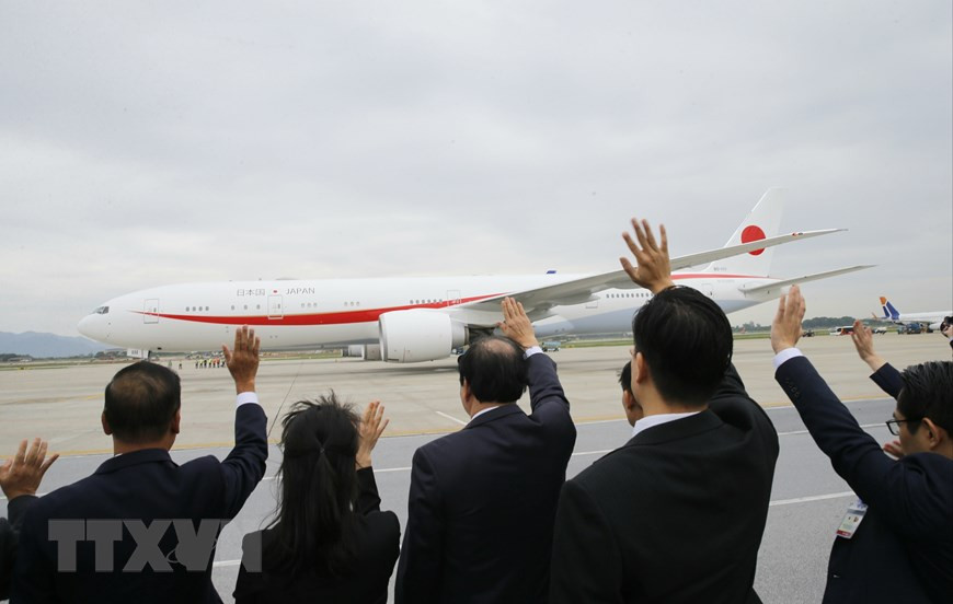 Minister, Chair of Government Office Mai Tien Dung and other cabinet members bid farewell to Japanese Prime Minister Suga Yoshihide and his spouse at Noi Bai international airport (Photo: VNA)