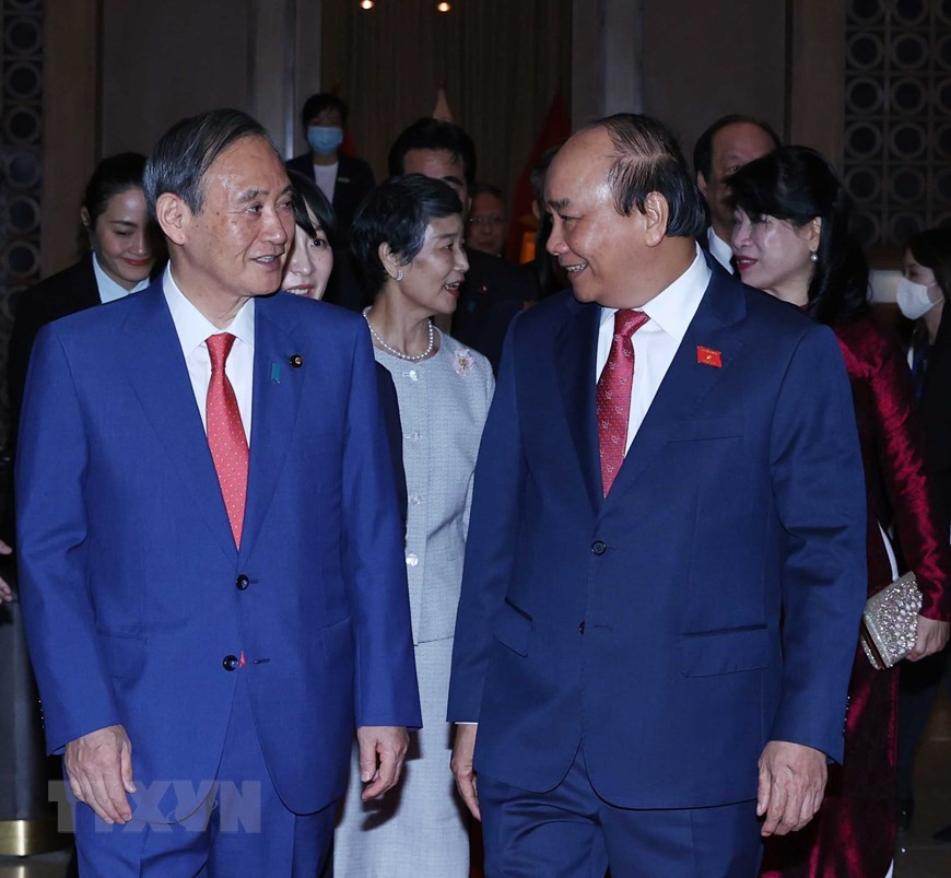 Prime Minister Nguyen Xuan Phuc and his spouse bid farewell to Japanese Prime Minister Suga Yoshihide and his spouse (Photo: VNA)