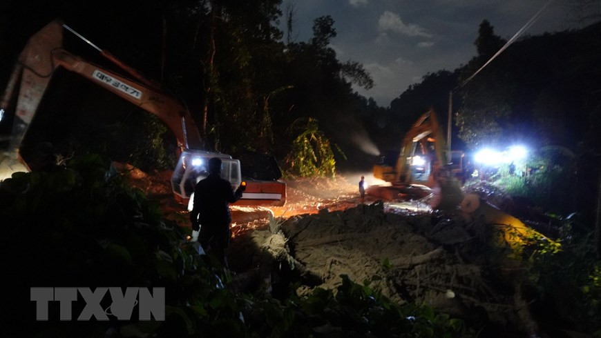 Twenty one persons have luckily escaped from two serious landslides in Tra Leng and Tra Van communes, Nam Tra My district, the central province of Quang Nam (Photo: VNA)