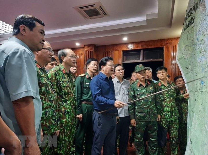 Right after learning about the landslides that hit Nam Tra My district on October 28 night, Deputy Prime Minister Trinh Dinh Dung, other Government officials and leaders of Quang Nam province, came to Bac Tra My district near the landslide sites to instruct the search and rescue operations on October 29. (Photo: VNA)