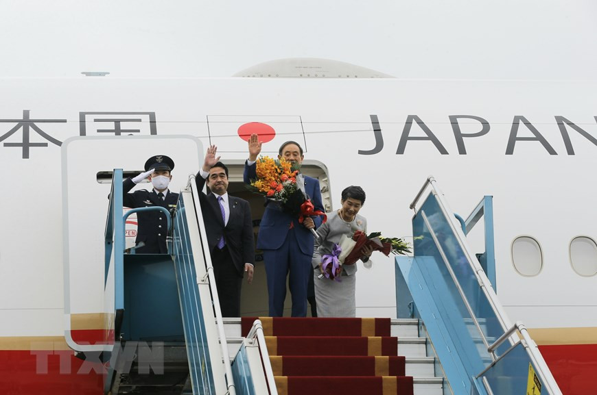 Japanese Prime Minister Suga Yoshihide and his spouse at Noi Bai international airport (Photo: VNA)