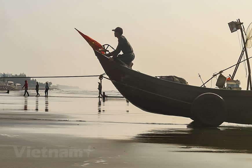 Boats return after a night on the sea to catch fish (Photo: Vietnam+)