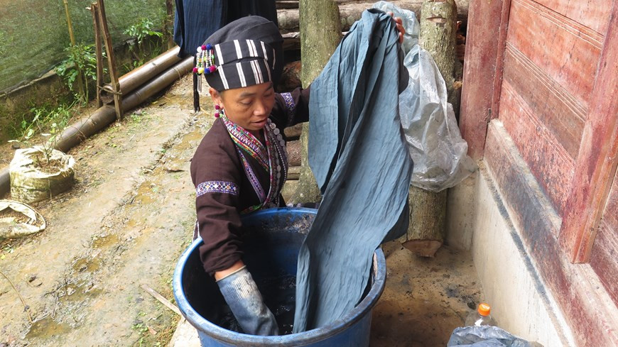Having finished weaving, pieces of cloth are dyed (Photo: VNA)