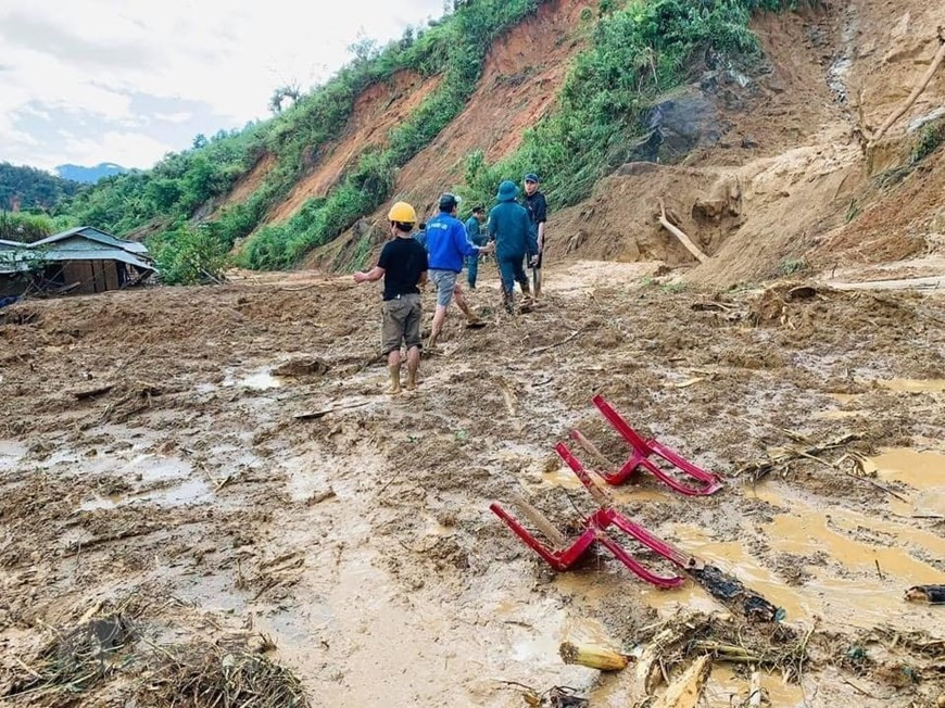  According to Chairman of Phuoc Loc commune People’s Committee Luu Huyen Thoai, the landside hit the locality at about 2:00 pm, burying 11 locals. (Photo: VNA)