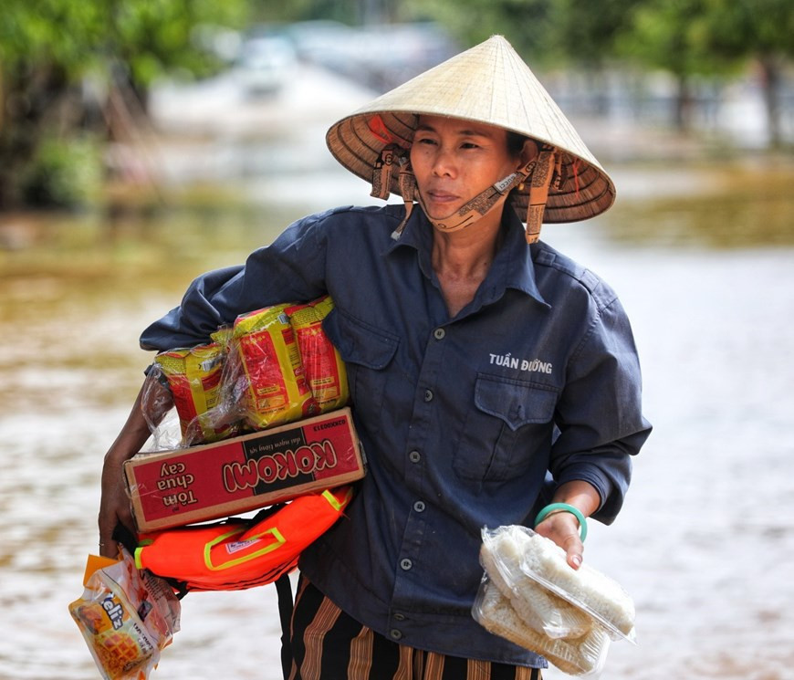 Instant noodles, rice, cakes, water and life jackets are what locals in Le Thuy district need during this time (Photo: VNA)